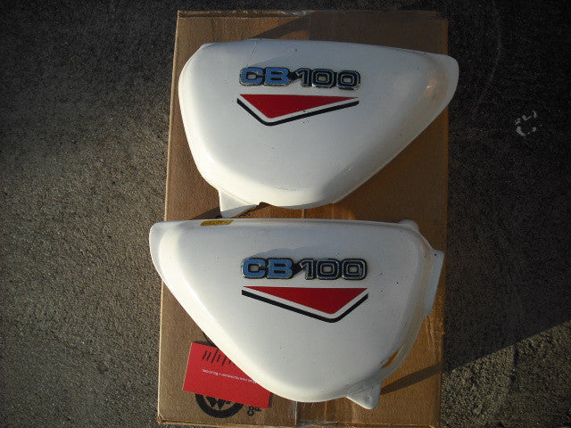 Honda CB100 1971-1972 Sidecover Pair White Red Trim 83540-1077810, 83640-107-7810