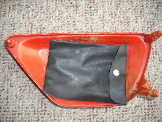 Honda XR75 1979 red left sidecover