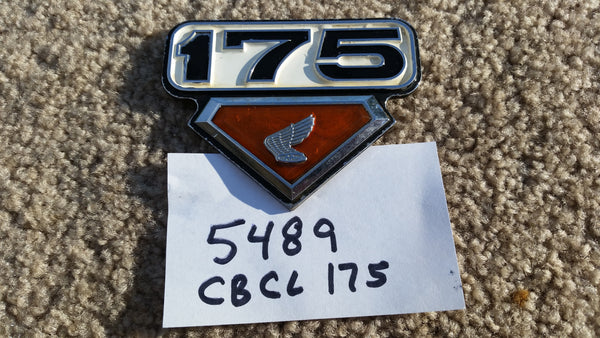 Honda CL175K7  sidecover Badge 5489