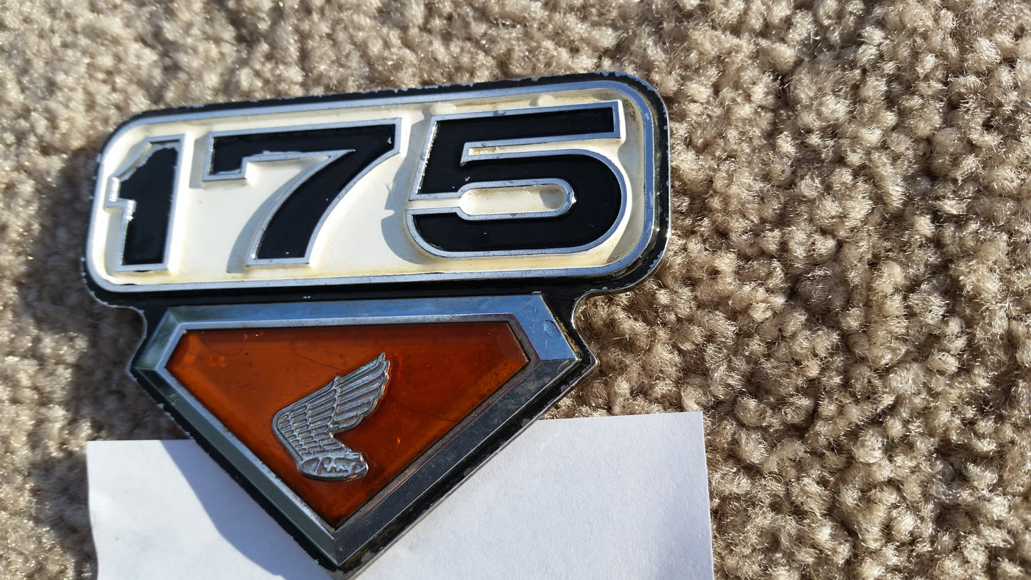 Honda CL175K7  sidecover Badge 5489