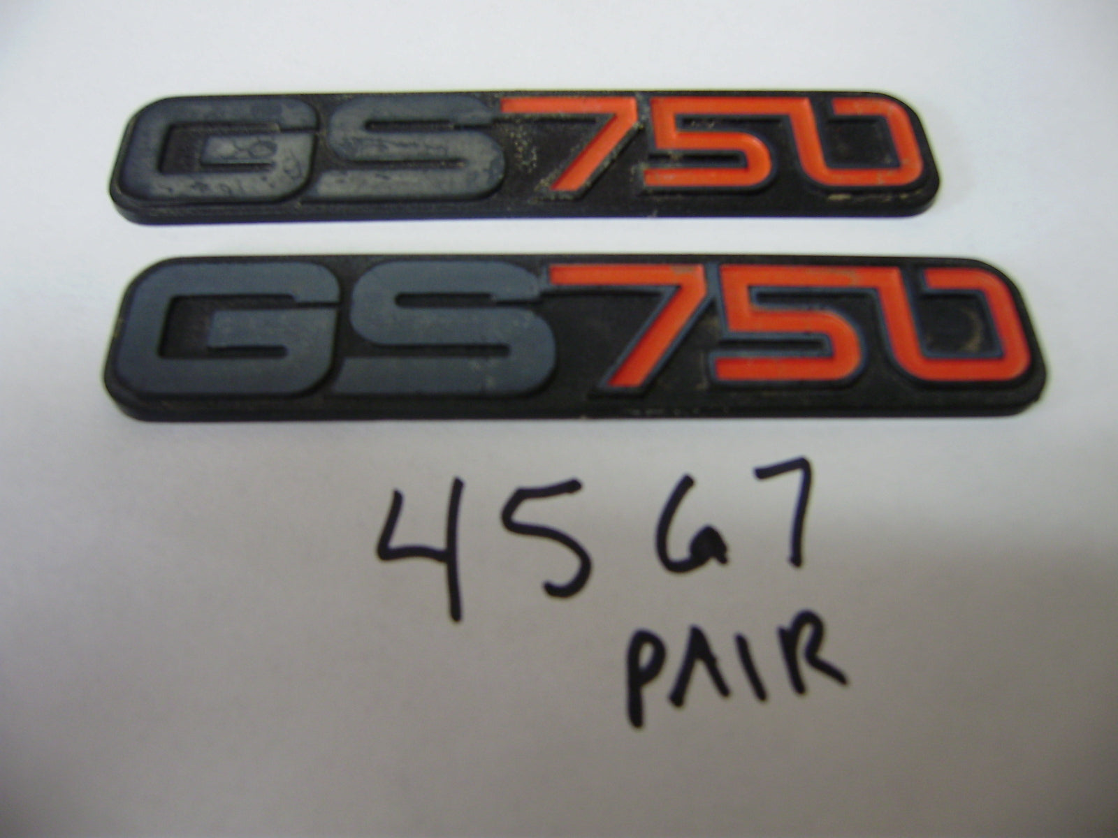 Suzuki GS750 Sidecover Badge Pair no pins sku 4567