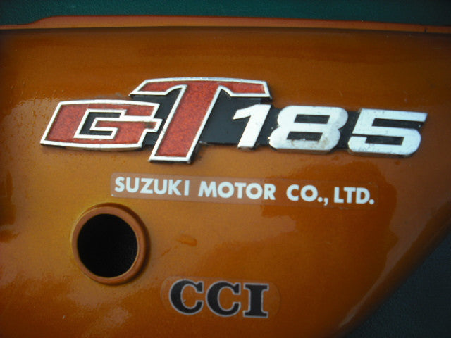Suzuki GT185 sidecover left with badge 3969