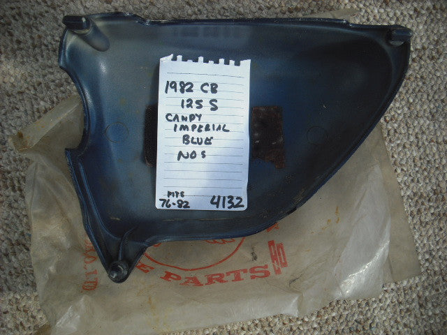 Honda CB125S Sidecover 1982 NOS right  candy imperial blue 83540-383-6700 sku 4032