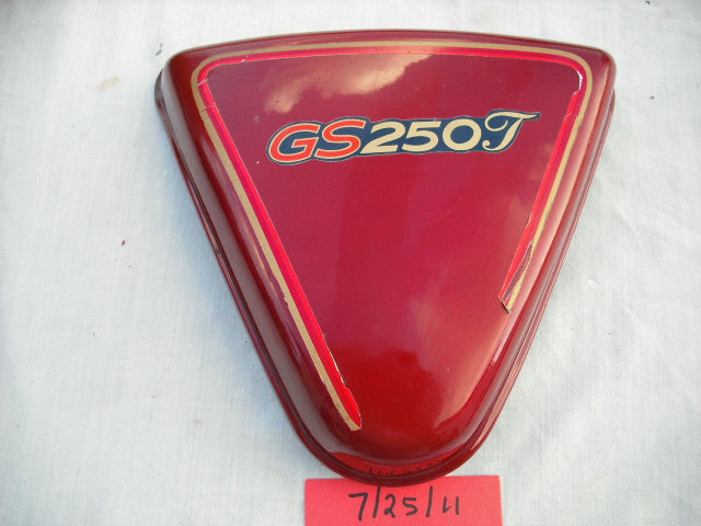 Suzuki GS250T Left Red Sidecover 47211-44210 sku 1962