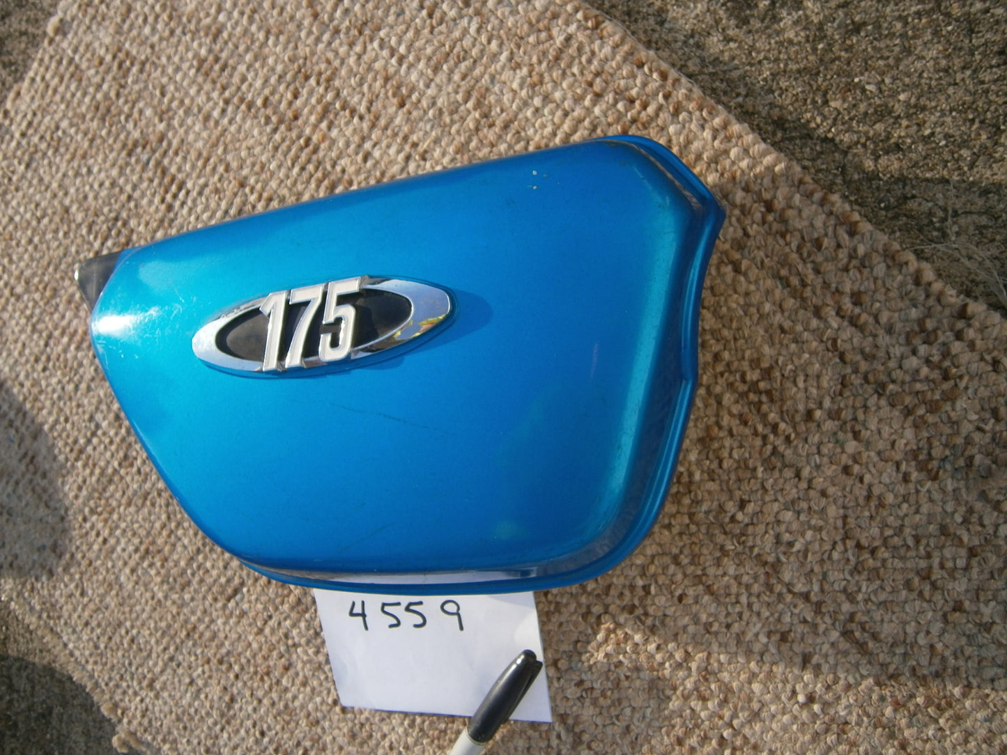 Honda CB175 blue  1971  right sidecover 4559